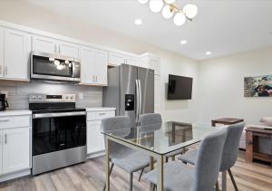 Fall at Golden Goose including King Bed, Parking, Security and Laundry