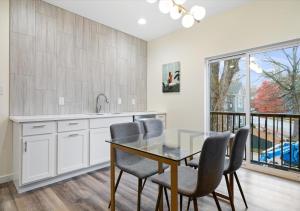 Fall at Golden Goose including King Bed, Parking, Security and Laundry