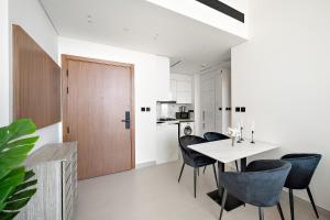 VayK - Bright and Stylish 1BR Apartment in JVC