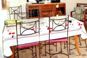 Maisons de vacances Maison avec jardin a Itteville et vue sur le jardin : photos des chambres