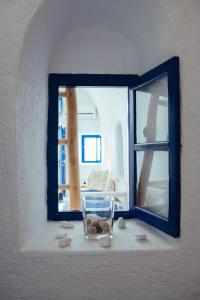 Blu Bianco Cave House