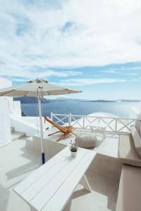 Blu Bianco Cave House