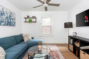 1BR Apartment Near Queen West