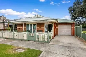 Beachside Retreat - Point Cook