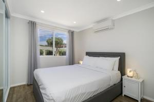 Bright and Spacious 2-Bed Thornlie Family Home