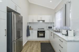 Bright and Spacious 2-Bed Thornlie Family Home