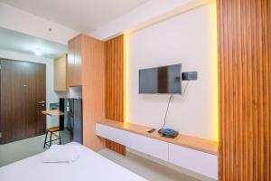 Simply and Nice Studio at Transpark Cibubur Apartment By Travelio