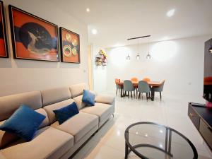 T&C Boxhill Gated 5 Min To Kuching Airport 12Pax