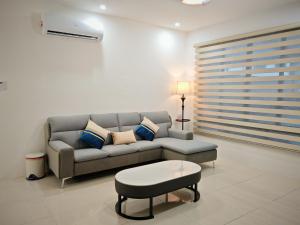 T&C Boxhill Gated 5 Min To Kuching Airport 12Pax