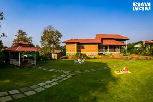 StayVistas Lumos Paradise - Villa with Infinity Pool, Terrace, Expansive Lawn & Gazebo
