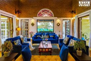 StayVistas Lumos Paradise - Villa with Infinity Pool, Terrace, Expansive Lawn & Gazebo