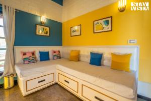 StayVistas Lumos Paradise - Villa with Infinity Pool, Terrace, Expansive Lawn & Gazebo