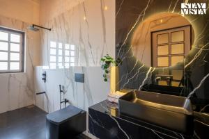 StayVistas Lumos Paradise - Villa with Infinity Pool, Terrace, Expansive Lawn & Gazebo