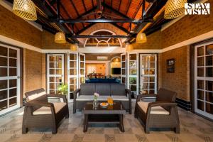StayVistas Lumos Paradise - Villa with Infinity Pool, Terrace, Expansive Lawn & Gazebo