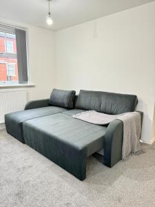 Newly Furnished Modern 2 Bedroom Flat With Free Parking in Humberstone Leicester