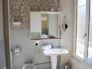 Hotels Grand Hotel de Bourbon-Lancy - Spa et Restaurant - Logis : Chambre Simple