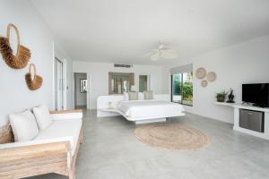 Villa Kazu - Luxury 5-Bedrooms Oceanview Retreat with Cinema, Bar, Infinity Pool, Private Cook & Maid