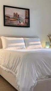 Wallace Luxurious - Hollywood