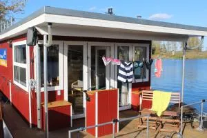 Abenteuer Flusslandschaft - Hausboot fest vertäut in Mecklenburg-Vorpommern - Ducherow
