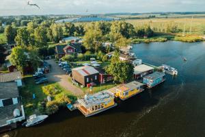 Abenteuer Flusslandschaft - Hausboot fest vertäut in Anklam