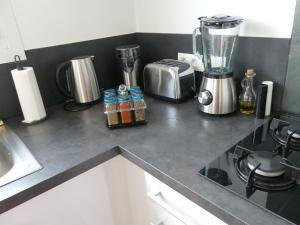 Appartements bright modern, near center and 10 min from beaches : photos des chambres