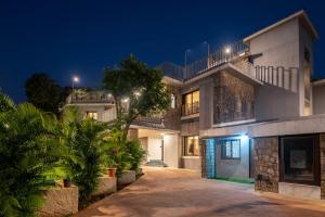 StayVista at Seraphim Peak with Pool & Views