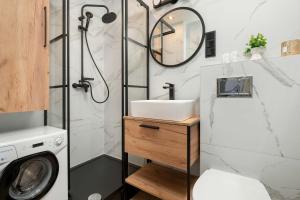 Klimatyczne Studio w Łodzi z Parkingiem i Dużym Umeblowanym Balkonem by Noclegi Renters