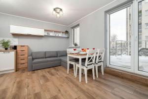 Klimatyczne Studio w Łodzi z Parkingiem i Dużym Umeblowanym Balkonem by Noclegi Renters