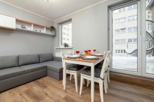 Klimatyczne Studio w Łodzi z Parkingiem i Dużym Umeblowanym Balkonem by Noclegi Renters