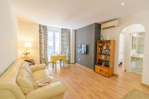 El Carmen con parking y patio