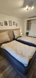 Weilerswist Haus für große Gruppen Monteurshaus bis 7 Personen, 7 Einzelbetten, 4 Schlafzimmer, 1 Küche, Terrasse Innenhof, Parkplatz - Weilerswist