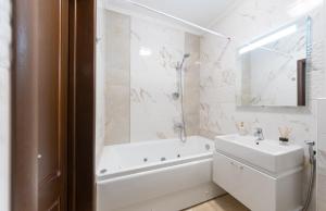 Apartment on Akhmatovoyi 3218