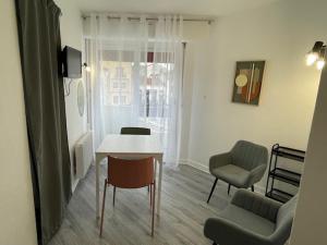 Hotels Hotel Bains Sarrailh : Appartement 1 Chambre