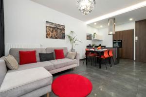 Nowoczesny Apartament z Parkingiem & Balkonem w Centrum Łodzi by Rent like home
