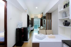 Căn Hộ Nhìn Ra Thành Phố (Apartment with City View)