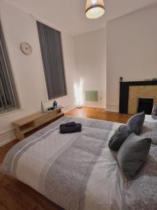 Cosy 2BR Apt - City Centre - Sleeps 5 - Parking - 5g WiFi