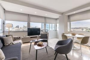 Modern Apartment with Stunning Views of Plaza Colón - Ferienwohnungen, Madrid