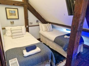 Seaside loft whitby abbey views with parking