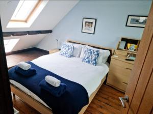 Seaside loft whitby abbey views with parking