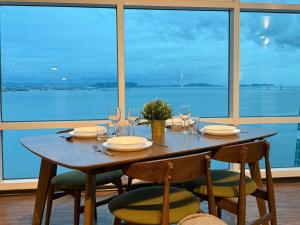 Seaview Seafront Duplex in Town with WiFi & Full Kitchen 16