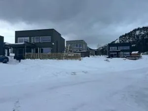 Modern Lakeside Cabins Jacuzzi and Sauna Up To 18 People - 伯