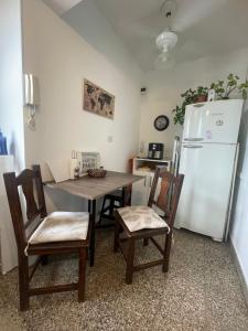 Luminoso depto de 3 amplios dormitorios y living comedor, cochera gratuita