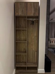 Sophisticated Malqa 1BR APT - Side Entrance