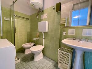 Flat with luminous balcony by the sea