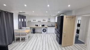 Cozy Modern 3 Bed, 2 Bedroom Apartment - Secure Parking - Close to Manchester City Centre and Old Trafford