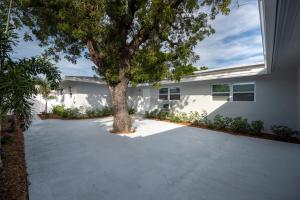 Modern Studio apt. 0.8 miles to the Beach