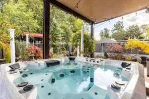 Oasis in the City Hot tub, Pool table, Koi Pond - Bountiful