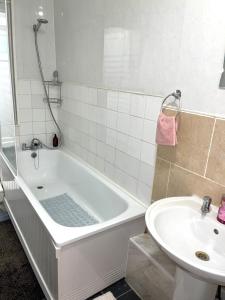 Penn Gardens Spacious king size room- 3