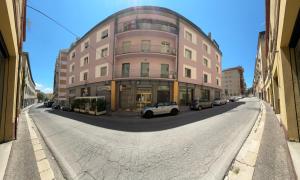 ESSENTIAL ROOM & PARKING in Centro Città con Parcheggio Privato e WIFI