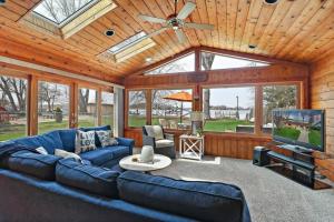 Meyers Bay Sunset Lakefront Cottage in Fox Lake with Boat Pier